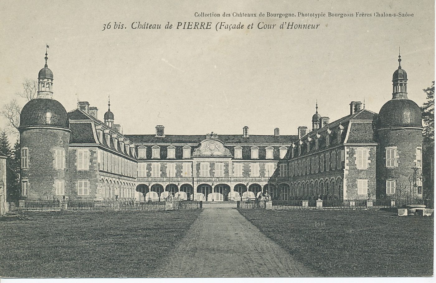 Château de Pierre (façade et cour d'honneur).