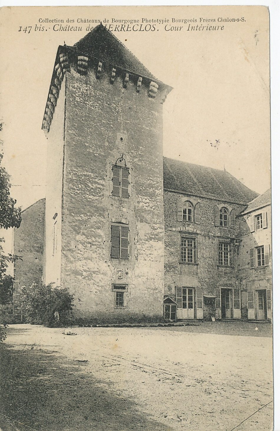 Château de Pierreclos. Cour intérieure.