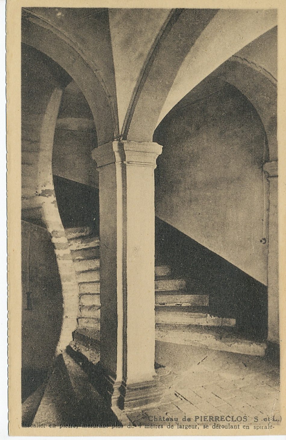 Château de Pierreclos. Escalier en pierre mesurant plus de 4 mètres de largeur, se déroulant en spirale.