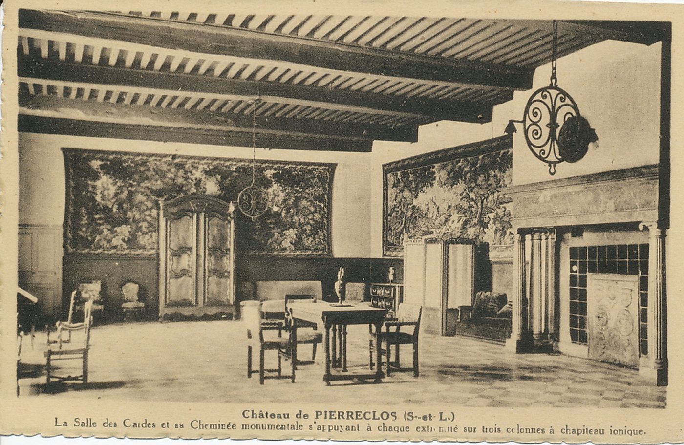 Château de Pierreclos. La salle des gardes et sa cheminée monumentale s'appuyant à chaque extremité sur trois colonnes à chapiteau ionique.