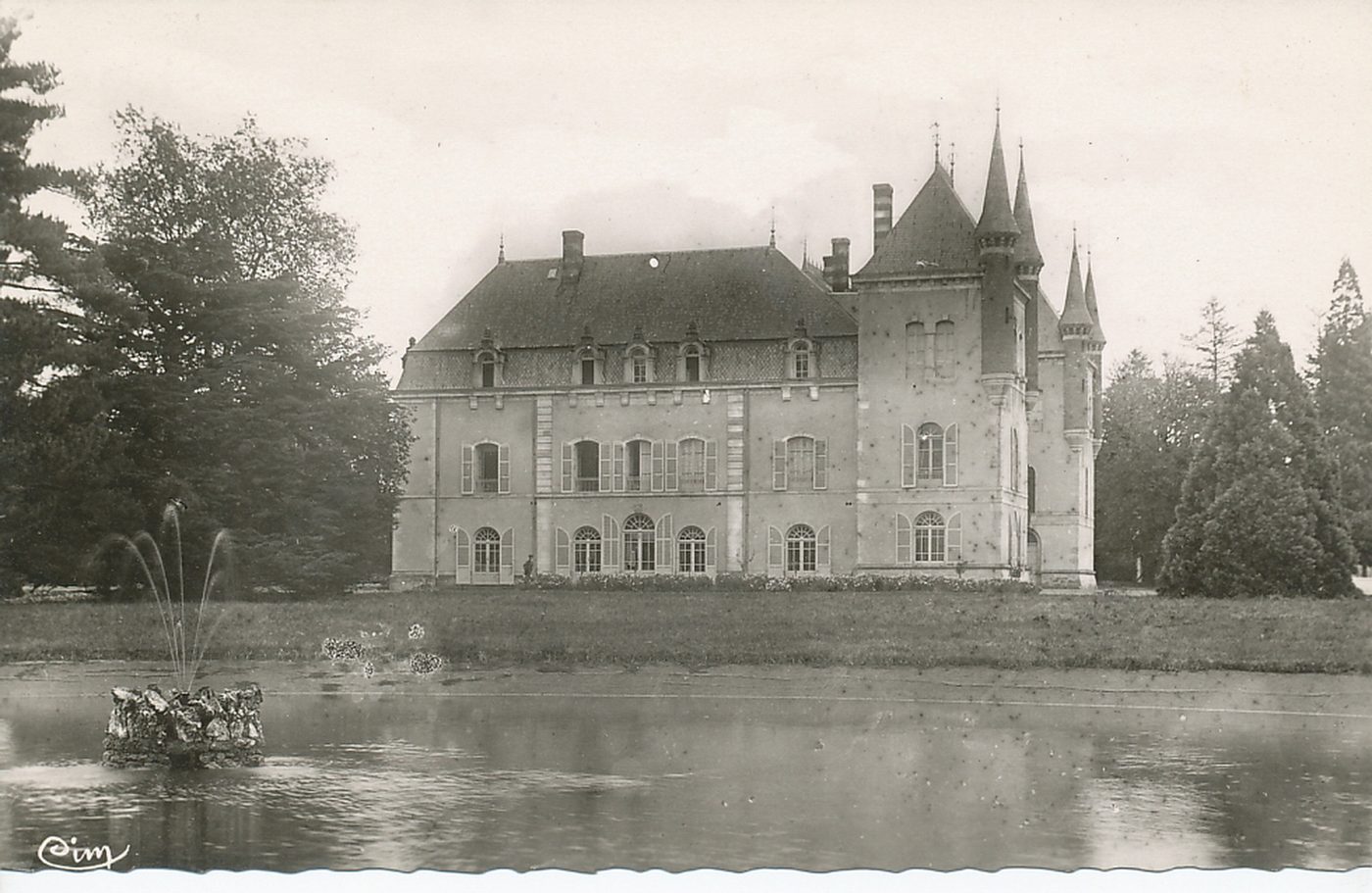 Pressy-sous-Dondin. La pièce d'eau et le château.