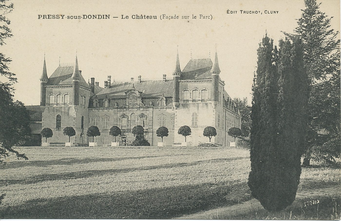 Pressy-sous-Dondin. Le château (façade sur le parc).