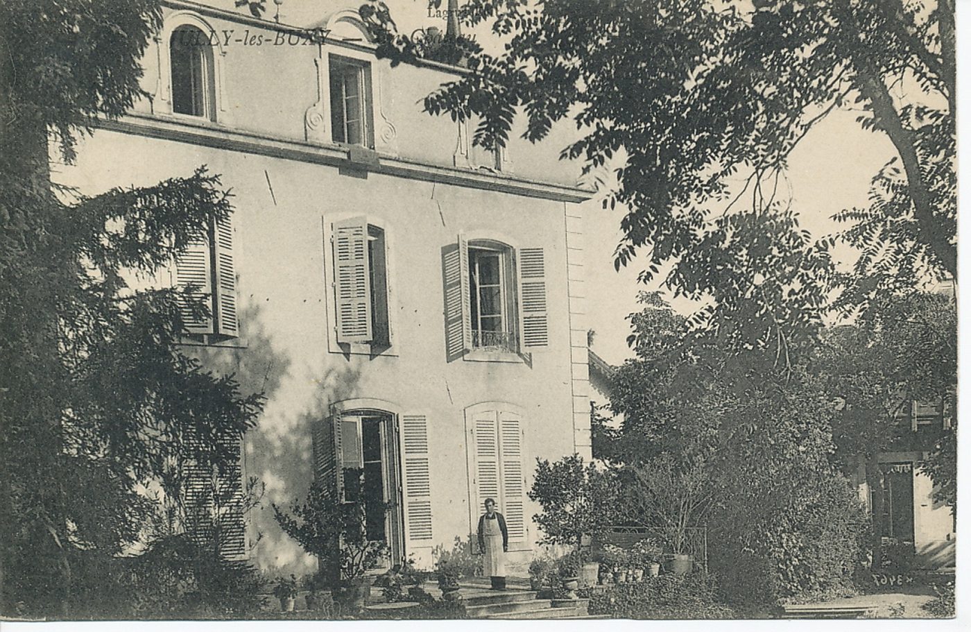 Jully-lès-Buxy. Le château.
