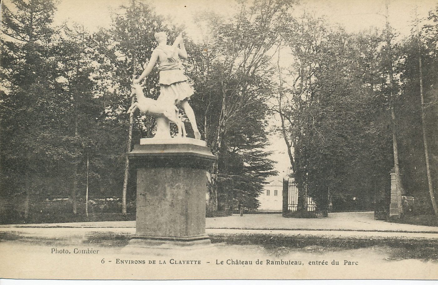 Environs de la Clayette. Le château de Rambuteau, entrée du parc.