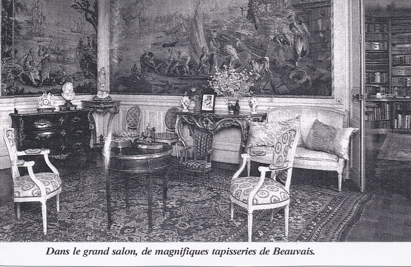 Dans le grand salon, de magnifiques tapisseries de Beauvais. Château de Rambuteau.