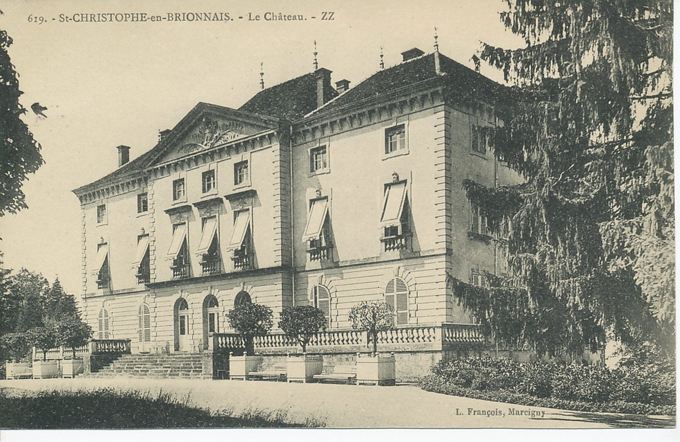Saint-Christophe-en-Brionnais. Le château.