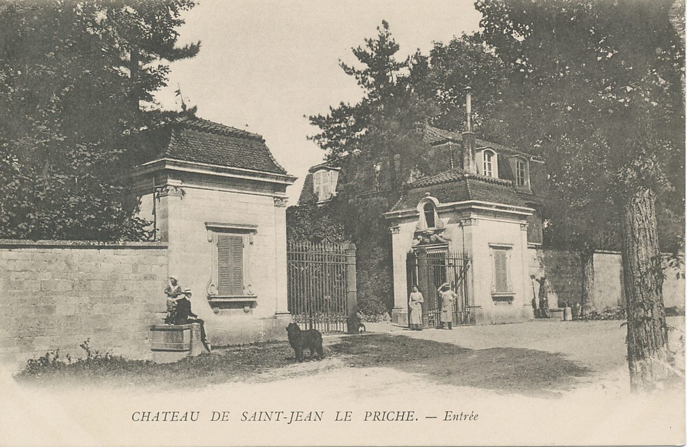 Château de Saint-Jean-le-Priche. Entrée.