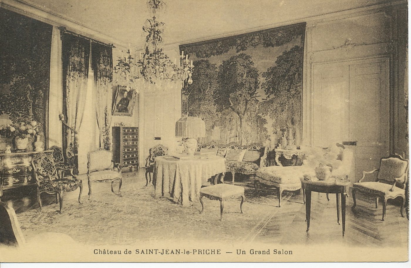 Château de Saint-le-Priche. Un grand salon.