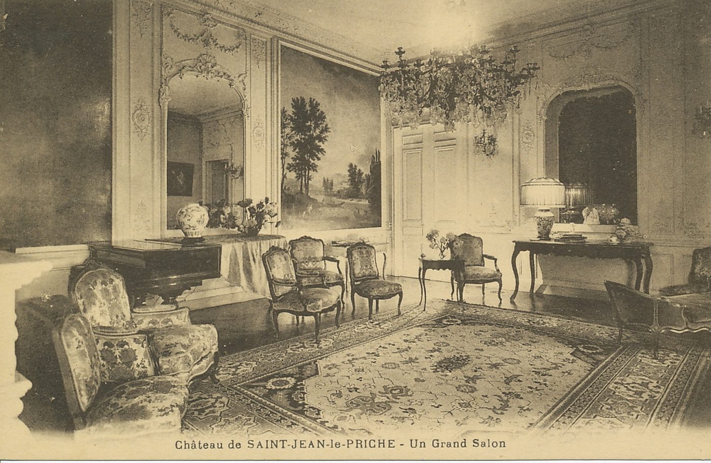 Château de Saint-Jean-le-Priche. Un grand salon.