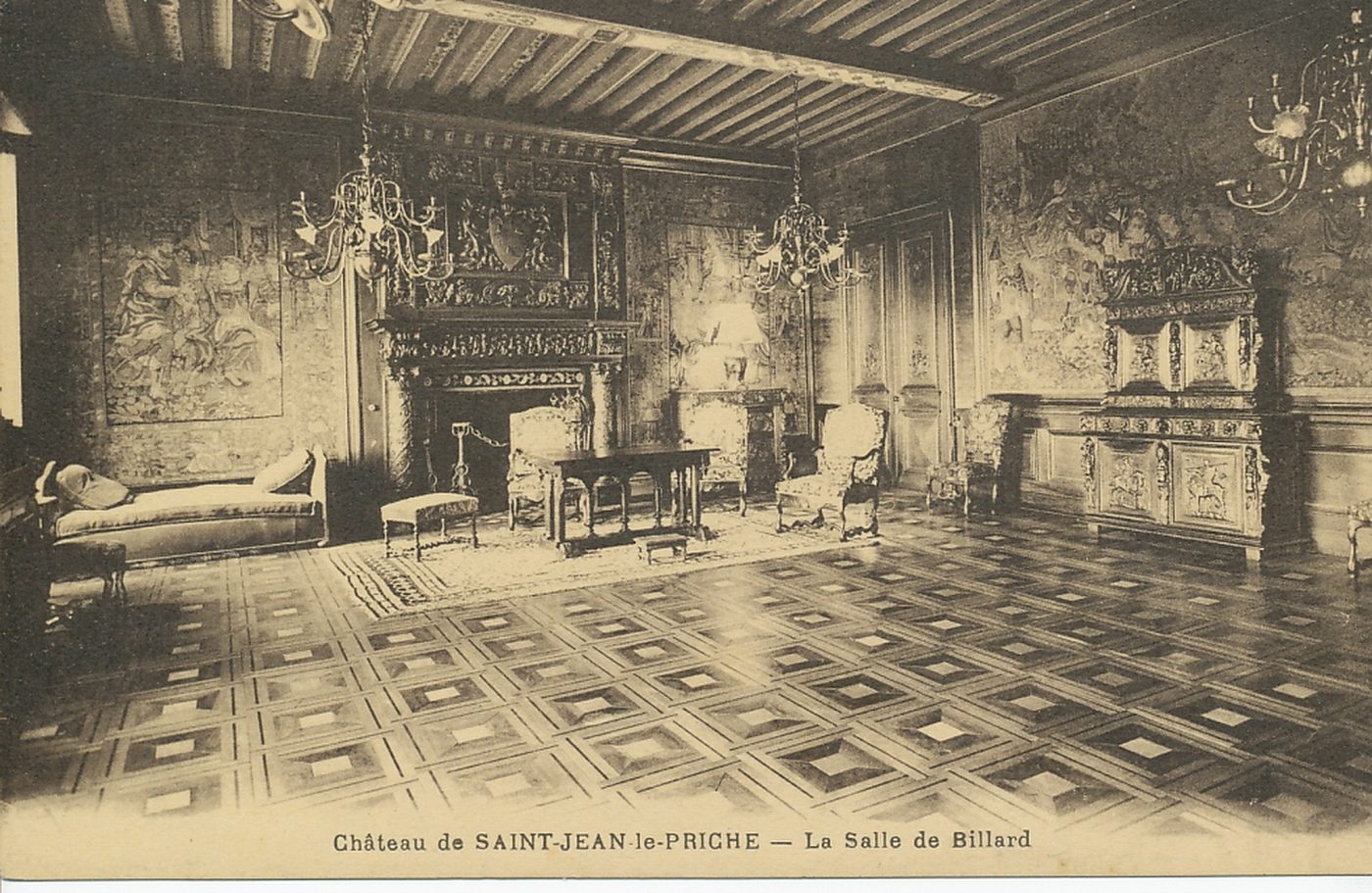 Château de Saint-Jean-le-Priche. La salle de billard.