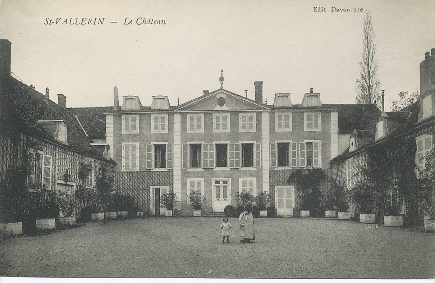 Saint-Vallerin. Le château.