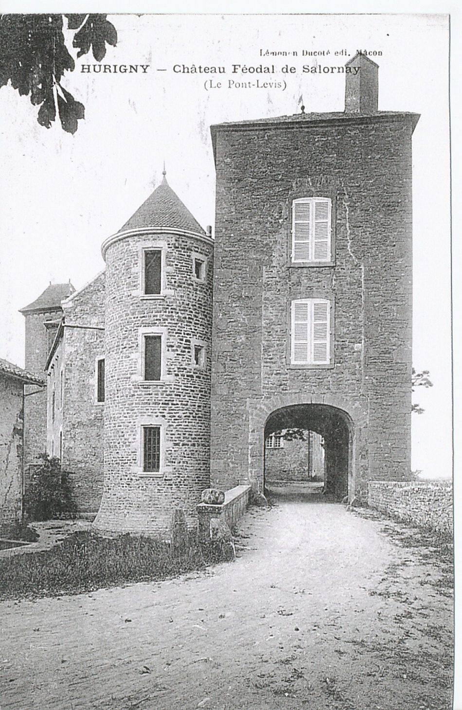 Hurigny. Château féodal de Salornay. (Le pont-levis).
