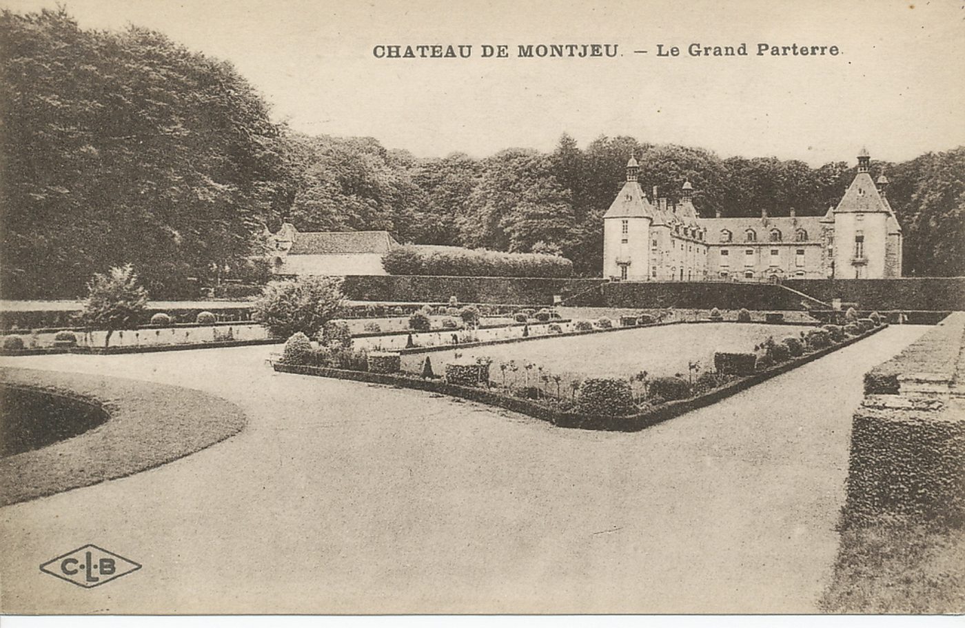 Château de Montjeu. Le grand parterre.