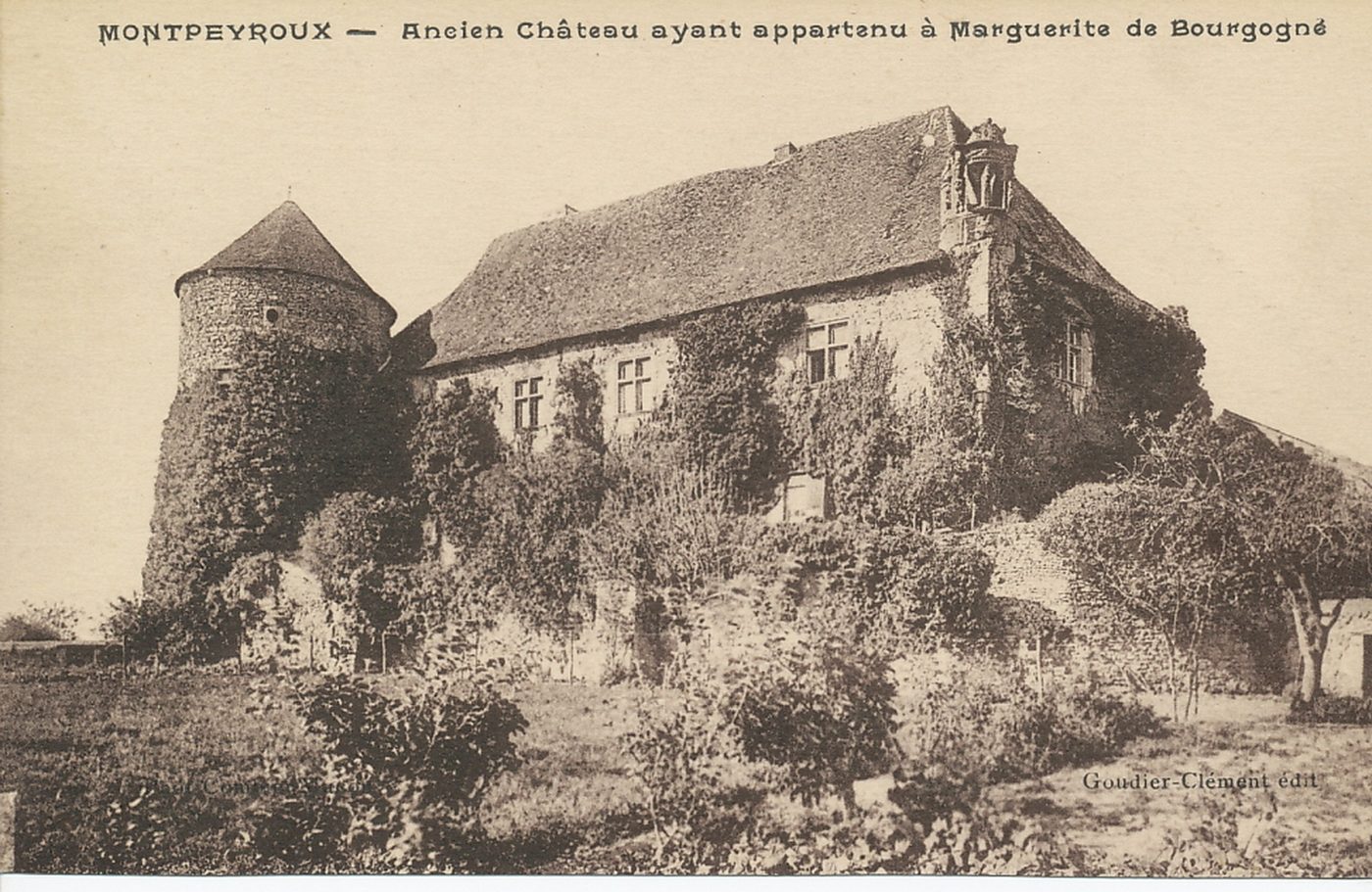 Montperroux. Ancien château ayant appartenu à Marguerite de Bourgogne.