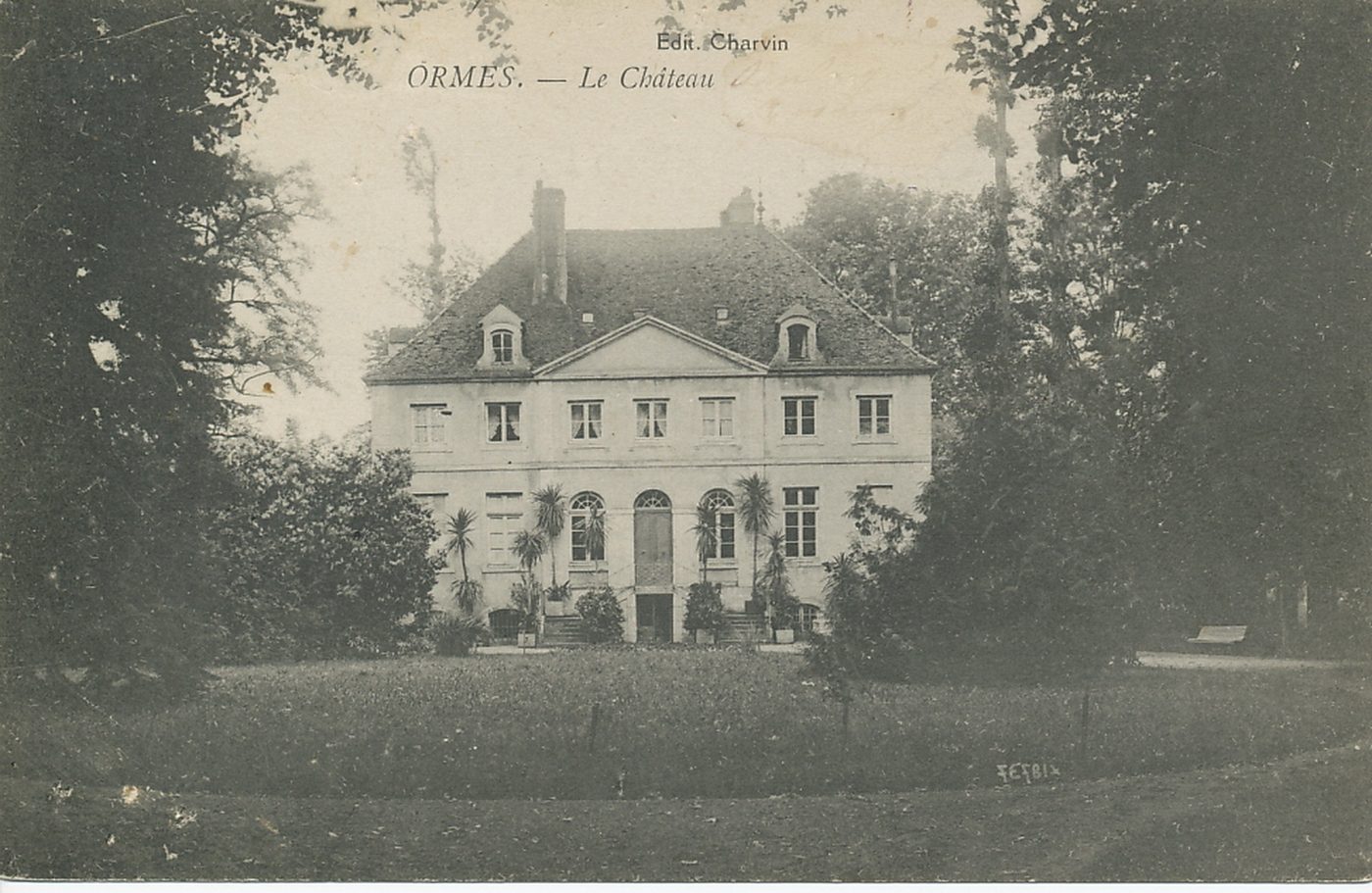 Ormes. Le château.