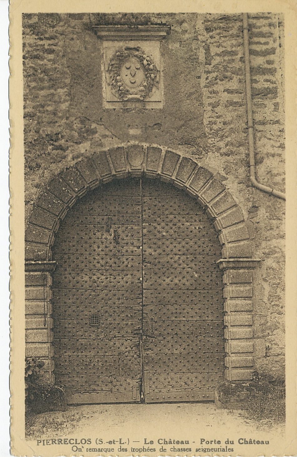 Pierreclos. Le château. Porte du château. On remarque des trophées de chasses seigneuriales.