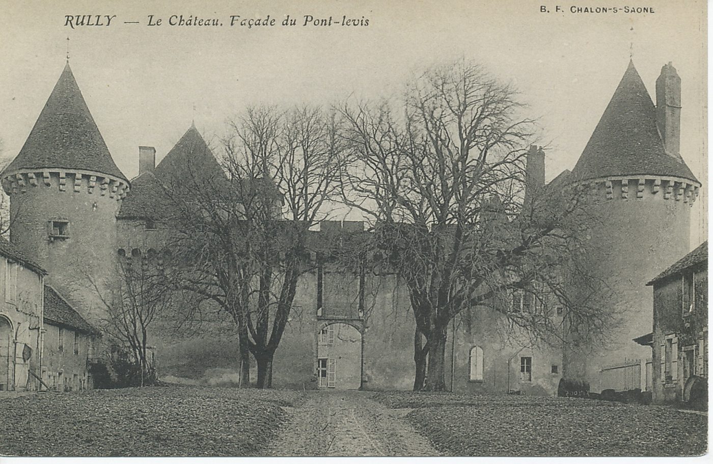 Rully. Le château. Façade du pont-levis.