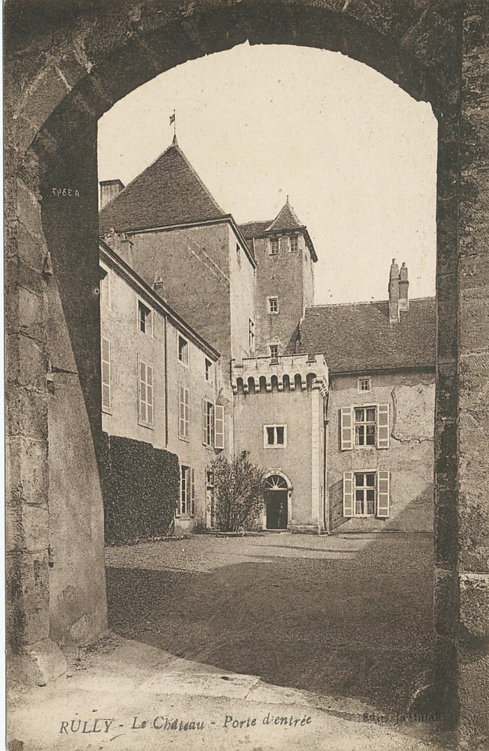 Rully. Le château. Porte d'entrée.