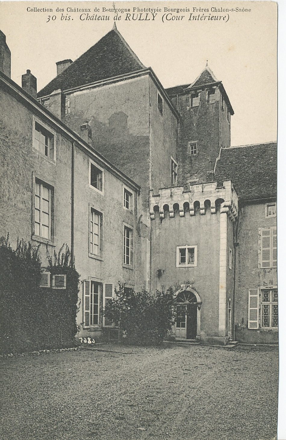 Château de Rully (cour intérieure).