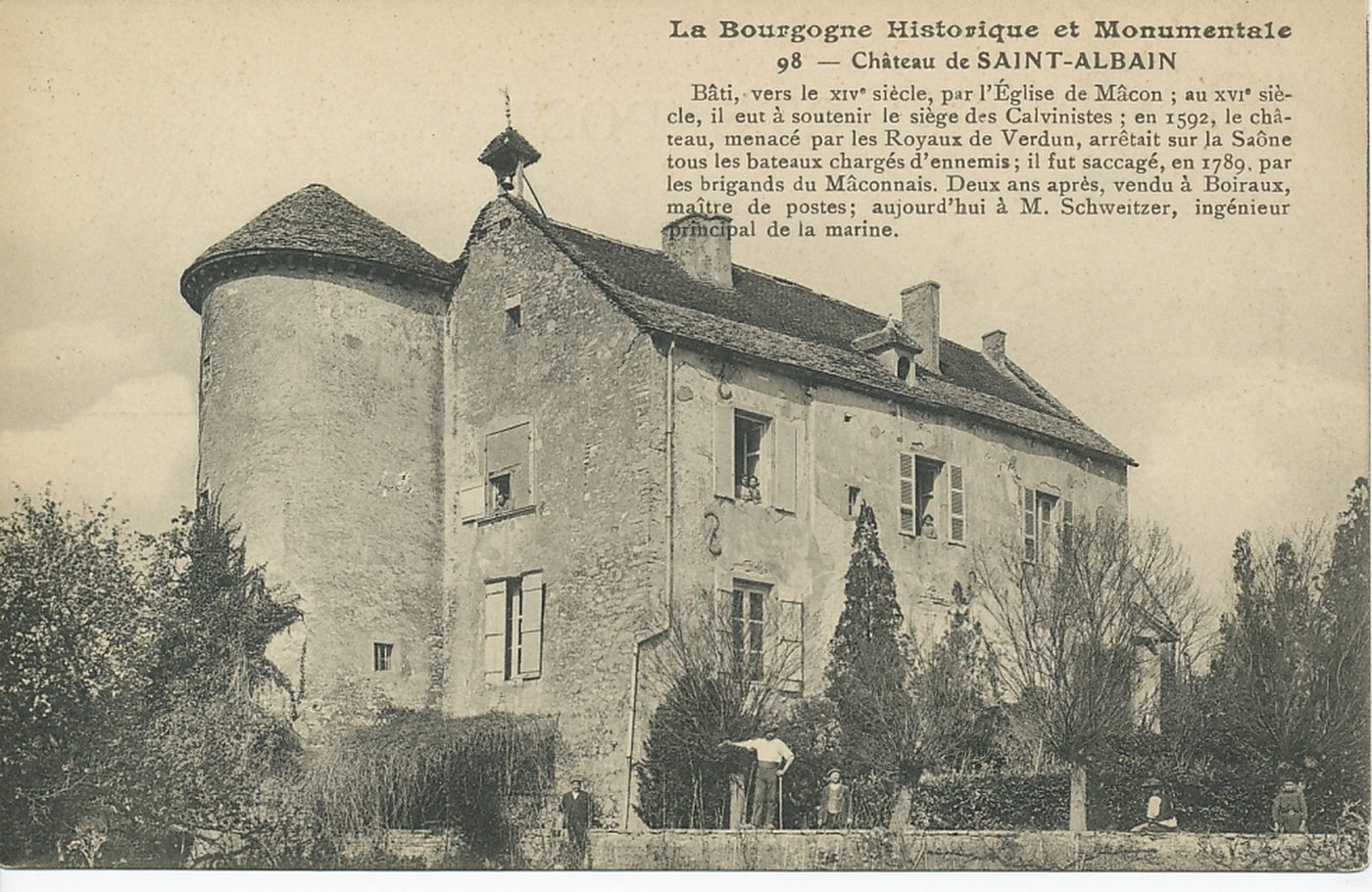 La Bourgogne historique et monumentale. Château de Saint-Albain. Bâti, vers le XIVe s., par l'église de Mâcon ; au XVIe, il eut à soutenir le siège des calvinistes ; en 1592, le château, menacé par les Royaux de Verdun, arrêtait sur la Saône tous les bâteaux chargés d'ennemis ; il fut saccagé, en 1789, par les brigands du Mâconnais. Deux ans après, vendu à Boiraux, maître de postes ; aujourd'hui à M. Schweitzer, ingénieur principal de la marine.