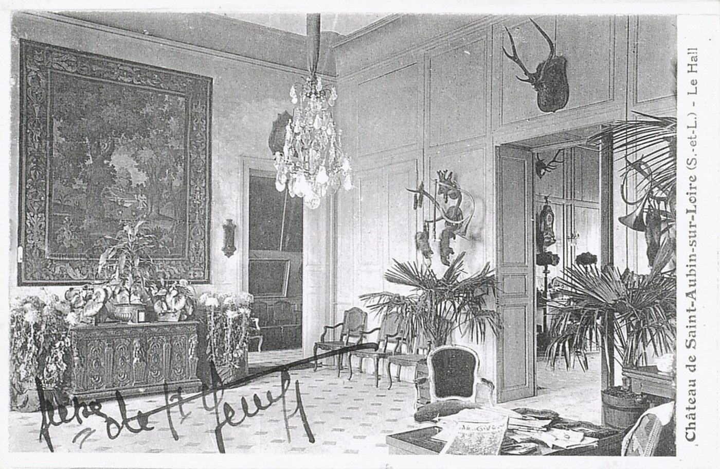 Château de Saint-Aubin-sur-Loire. Le hall.