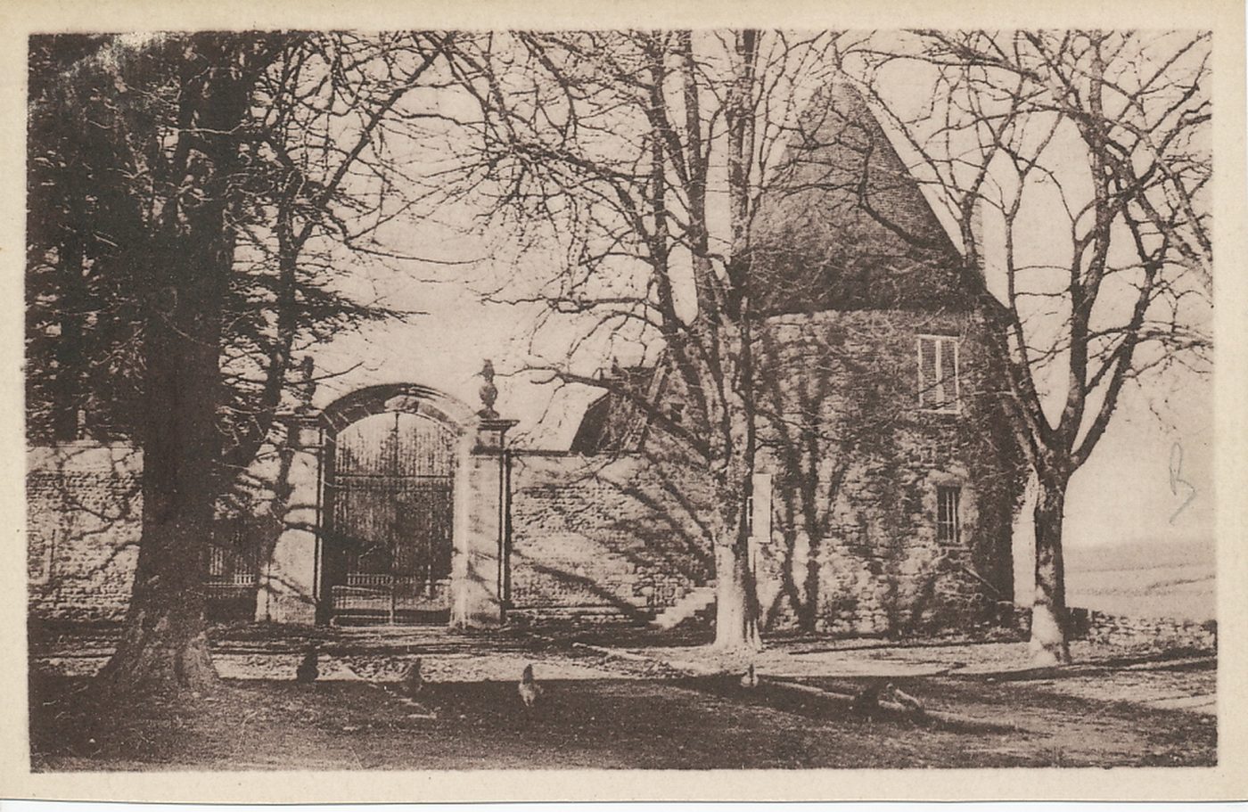 Saint-Christophe-en-Brionnais. Entrée du parc.