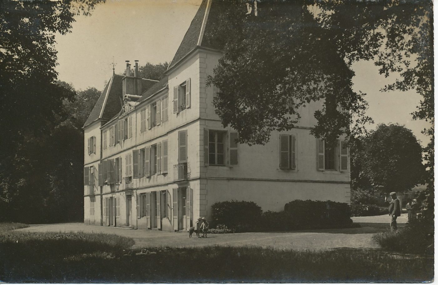Le château. Saint-Désert.
