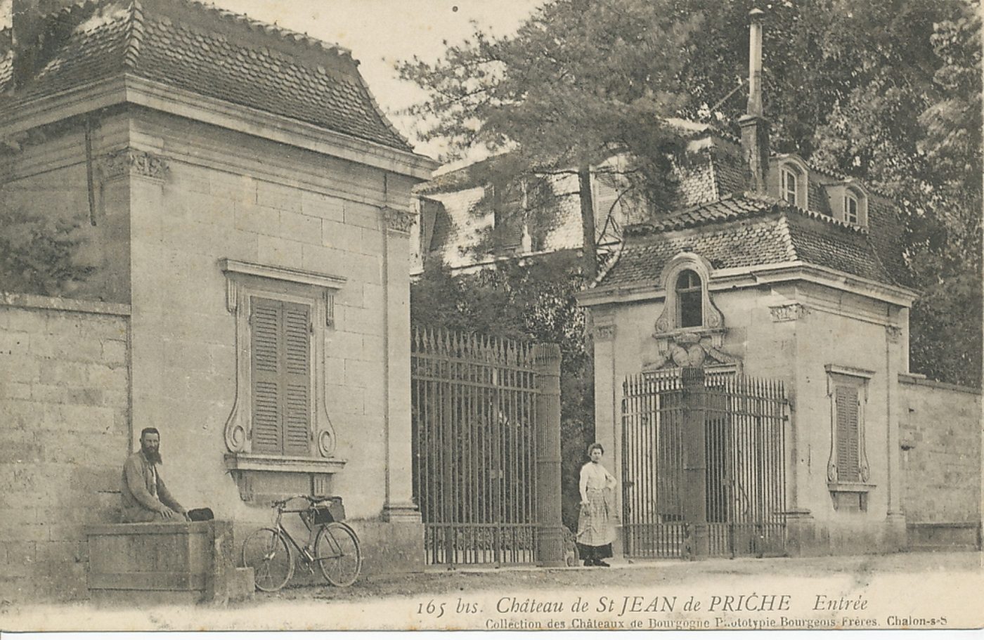 Château de Saint-de-Priche. Entrée.