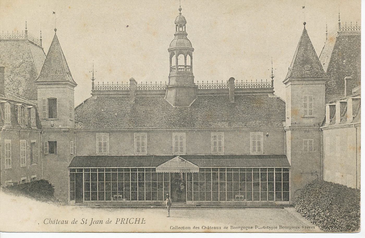 Château de Saint-Jean-le-Priche. Un grand salon.