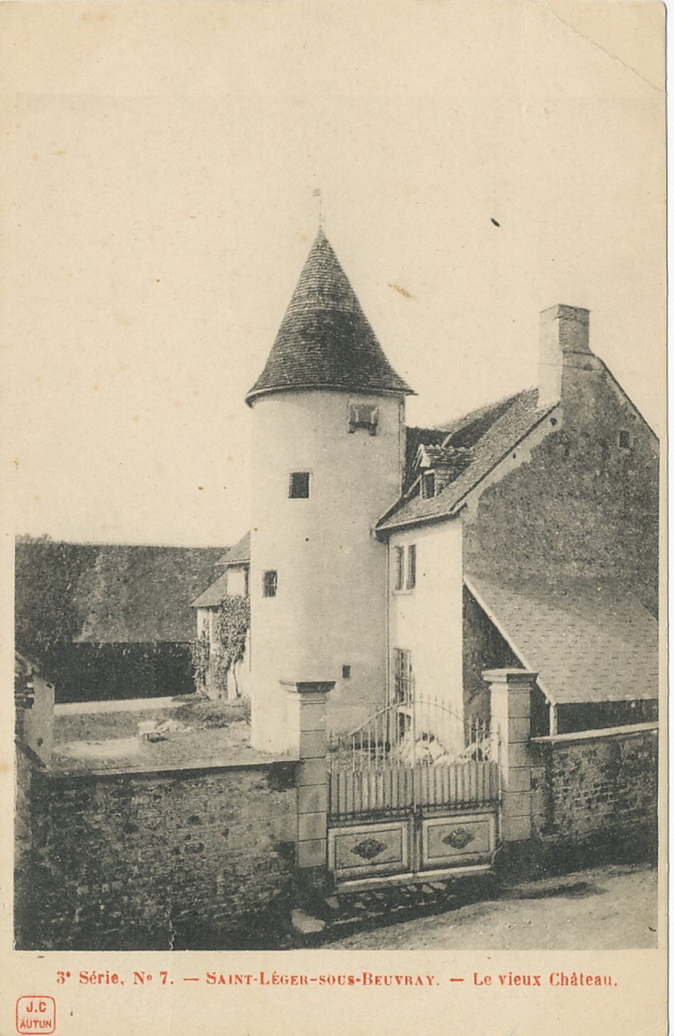 Saint-Léger-sous-Beuvray. Le vieux château.