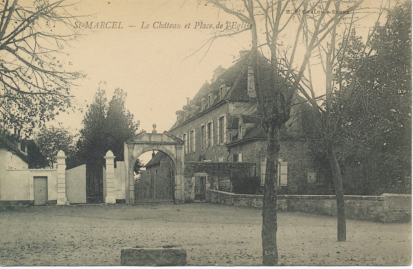 Saint-Marcel. Le château et place de l'église.