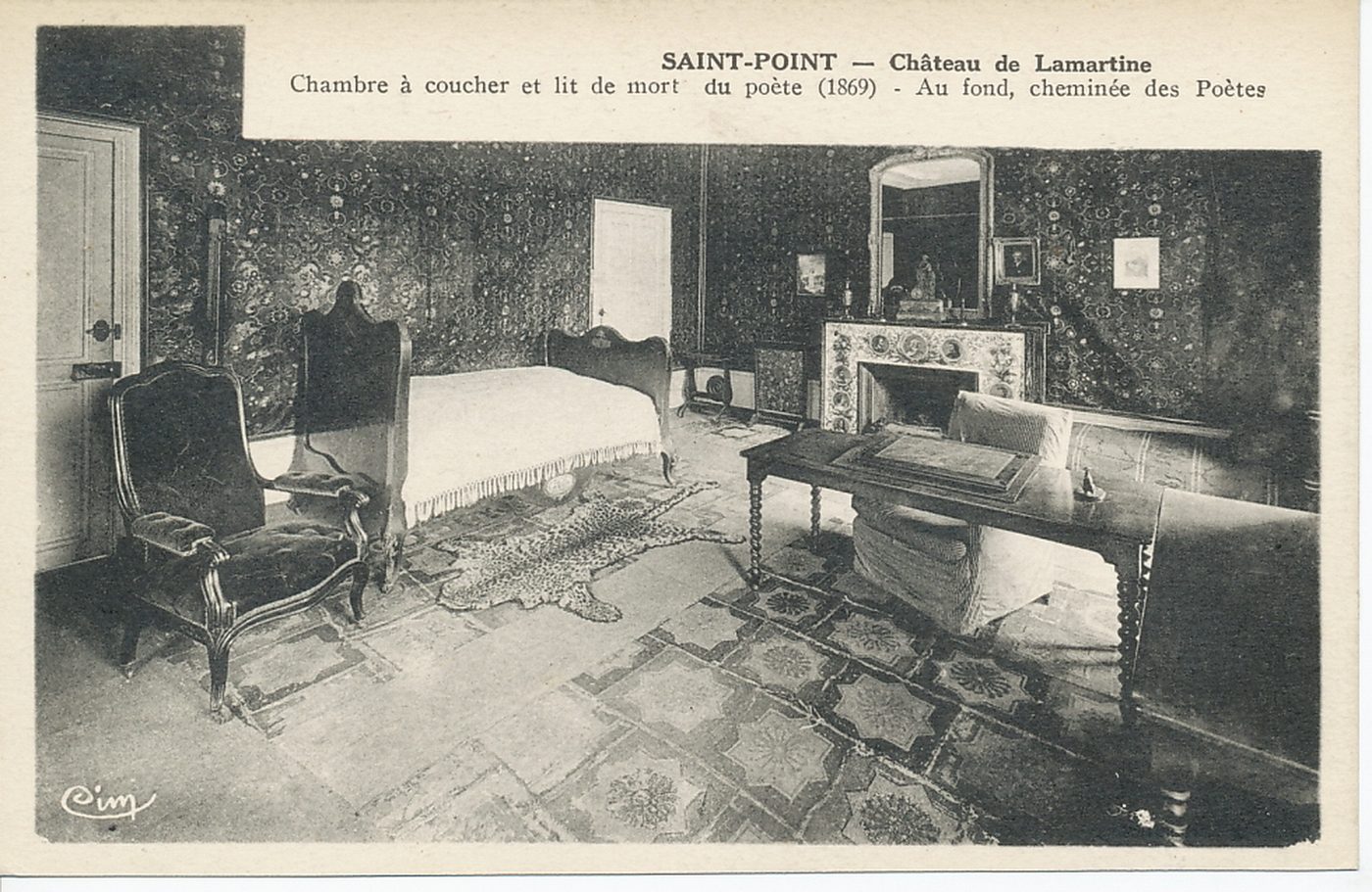 Saint-Point. Château de Lamartine. Chambre à coucher et lit de mort du poète (1869). Au fond, cheminée des poètes.