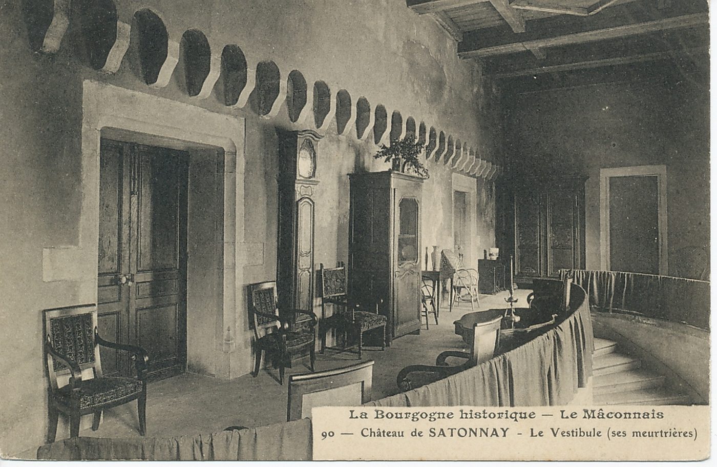 La Bourgogne historique. Le Mâconnais. Château de Satonnay. Le vestibule (ses meurtrières).