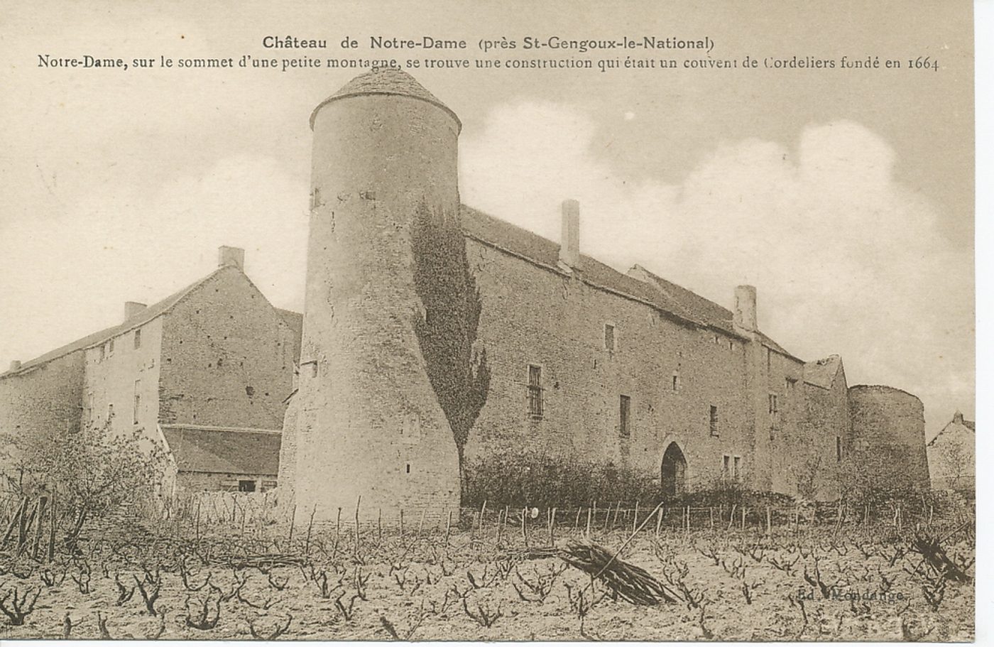 Château de Notre-Dame (près Saint-Gengoux-le-National). Notre-Dame, sur le sommet d'une petite montagne, se trouve une construction qui était un couvent de Cordeliers fondé en 1664.