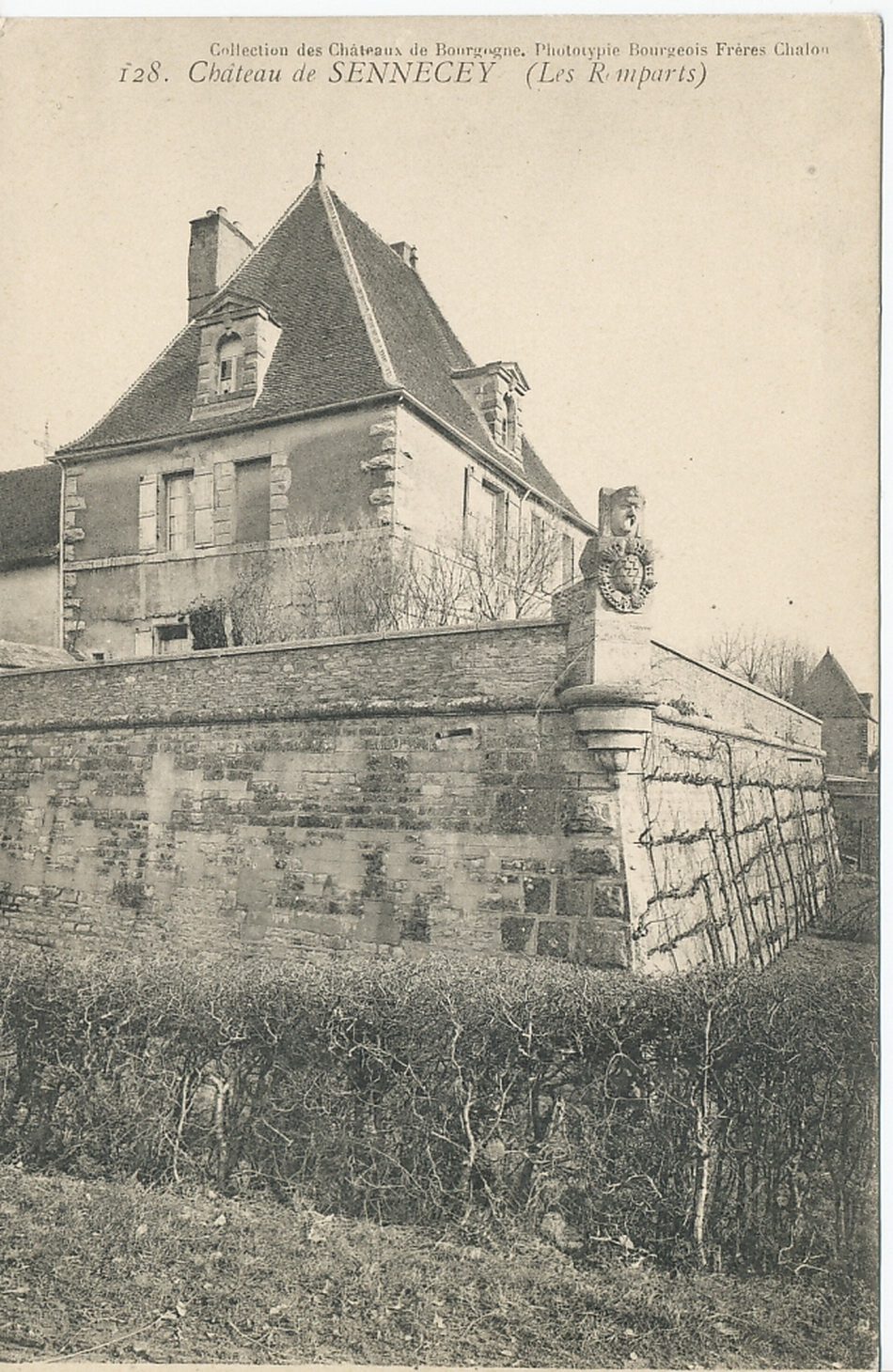 Château de Sennecey. (Les remparts).