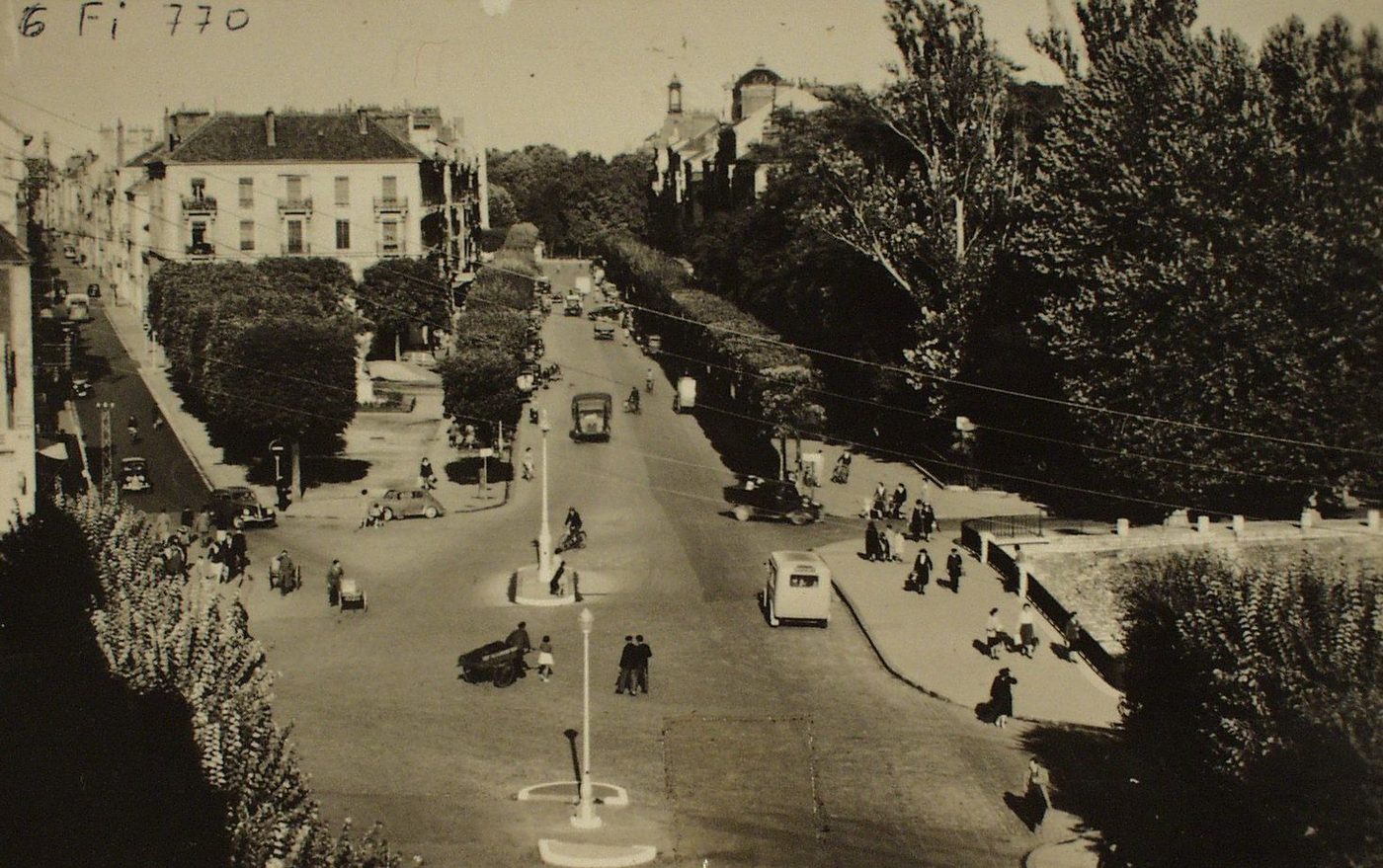 Chalon-sur-Saône. Le pont de la Colombière et le boulevard de la République.