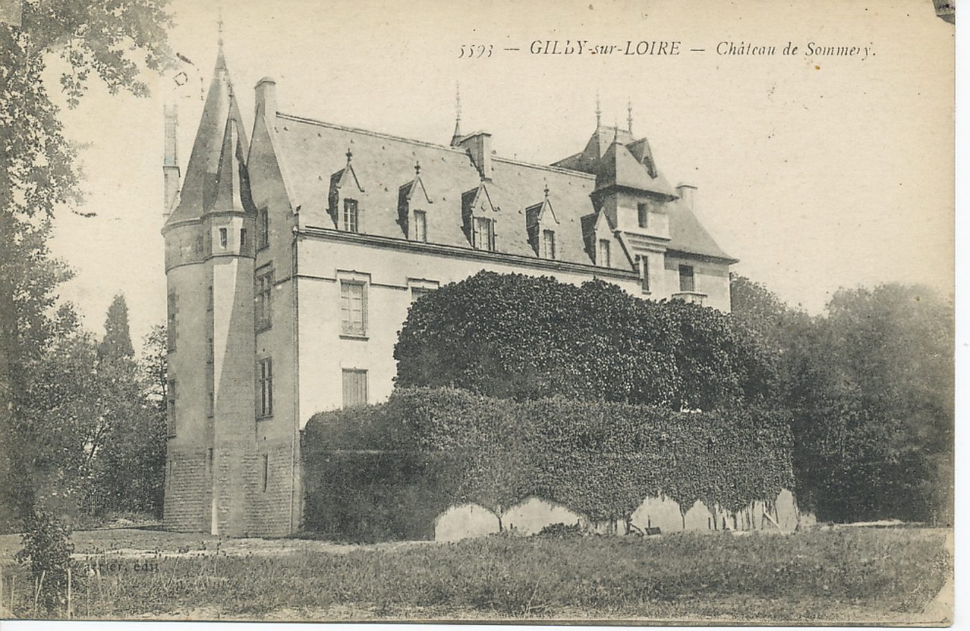Gilly-sur-Loire. Château de Sommery.