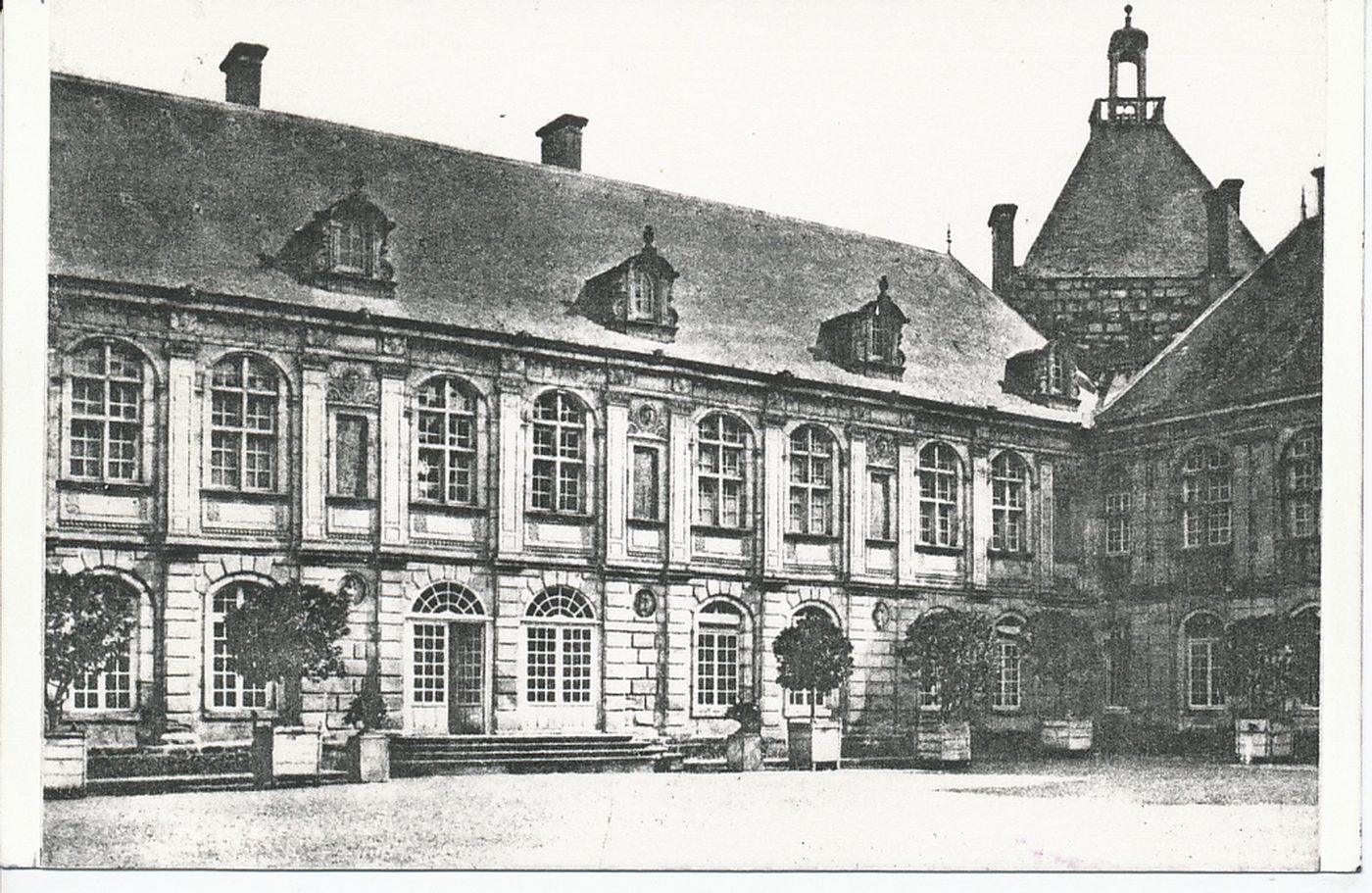 Sully. Façade sur la cour.