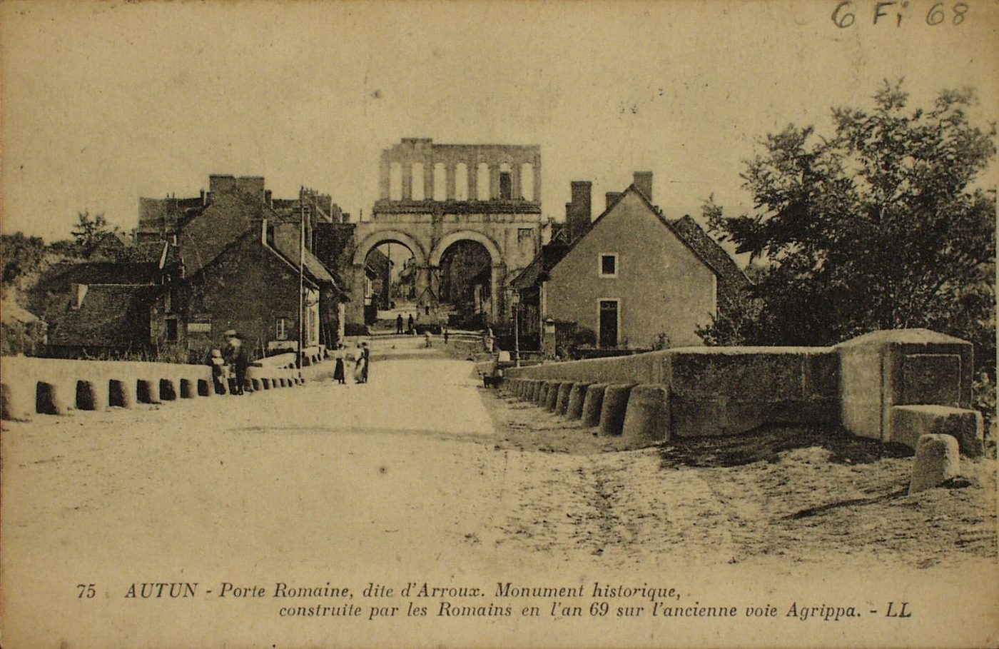 Autun. Porte romaine, dite d'Arroux. Monument historique, construite par les romains en l'an 69 sur l'ancienne voie Agrippa.