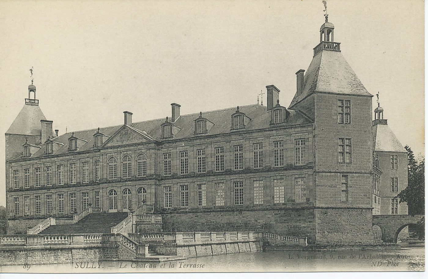Sully. Le château et la terrasse.