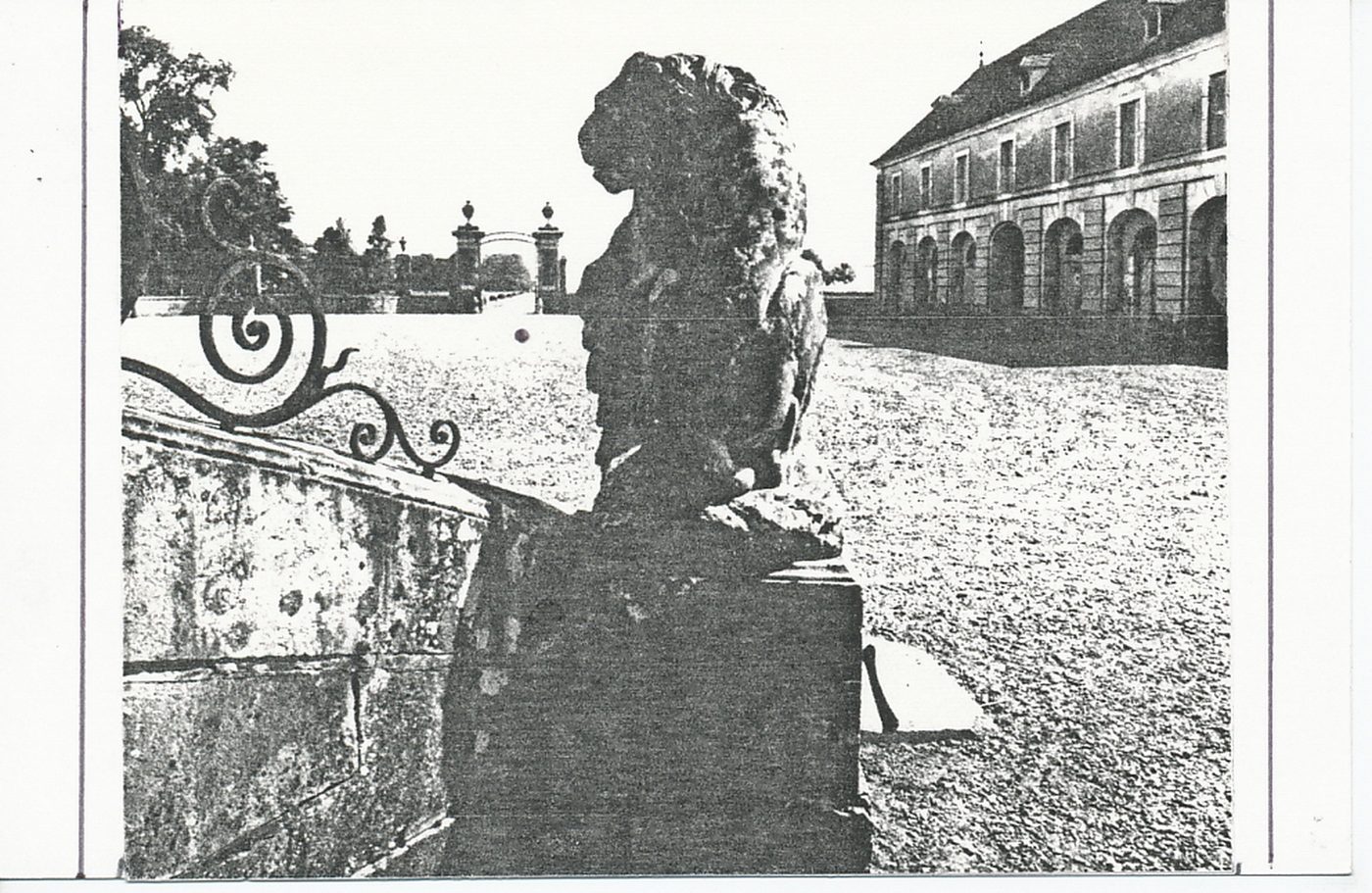 Pierre-de-Bresse. Terrans. Le château de Terrans " a été construit par messire Guillaume de Truchis, comte de Surville, seigneur de Terrans, lieutenant pour le roi des ville et citadelle de Chalon-sur-Saône. La première pierre du château a été posée le 31 mai 1765 sur les plans et sous la direction d'Edme Verniquet, architecte à Dijon, ancien élève de l'académie royale d'architecture".