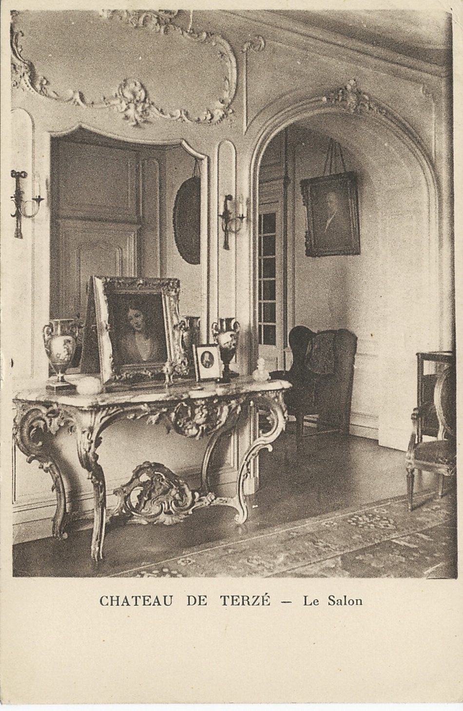Château de Terzé. Le salon. Marcilly-la-Gueurce.