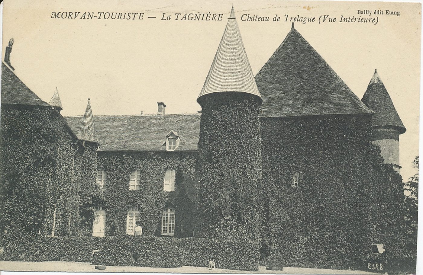 Morvan-Touriste. La Tagnière. Château de Trelague (vue intérieure).