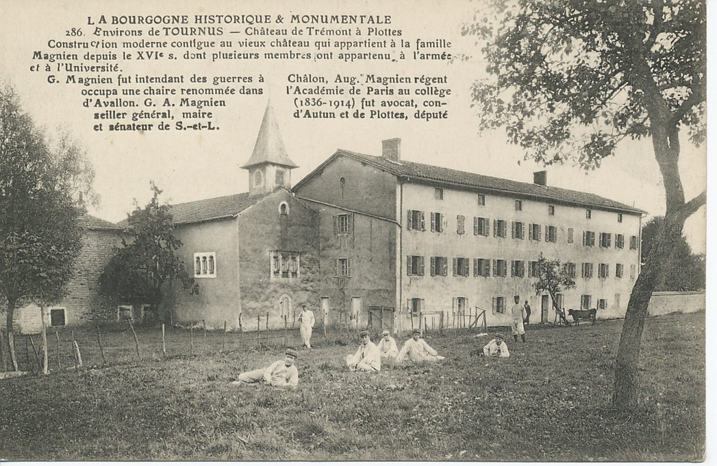 La Bourgogne historique et monumentale. Environs de Tournus. Château de Trémont à Plottes. Construction moderne contigue au vieux château qui appartient à la famille Magnien depuis le XVIe s. dont plusieurs membres ont appartenu à l'armée et à l'université. G. Magnien fut intendant des guerres à Châlon, Aug. Magnien régent occupa une chaire renommée dans l'Académie de Paris au collège d'Avallon. G.A. Magnien (1836-1914) fut avocat, conseiller général, maire d'Autun et de Plottes, député et sénateur de Saône-et-Loire.