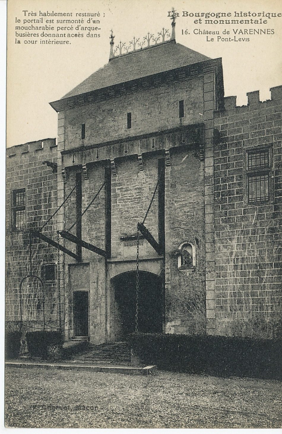 La Bourgogne historique et monumentale. Château de Varennes. Le pont-levis. Très habilement restauré ; le portail est surmonté d'un moucharabie percé d'arquebusières donnant accès dans la cour intérieure.