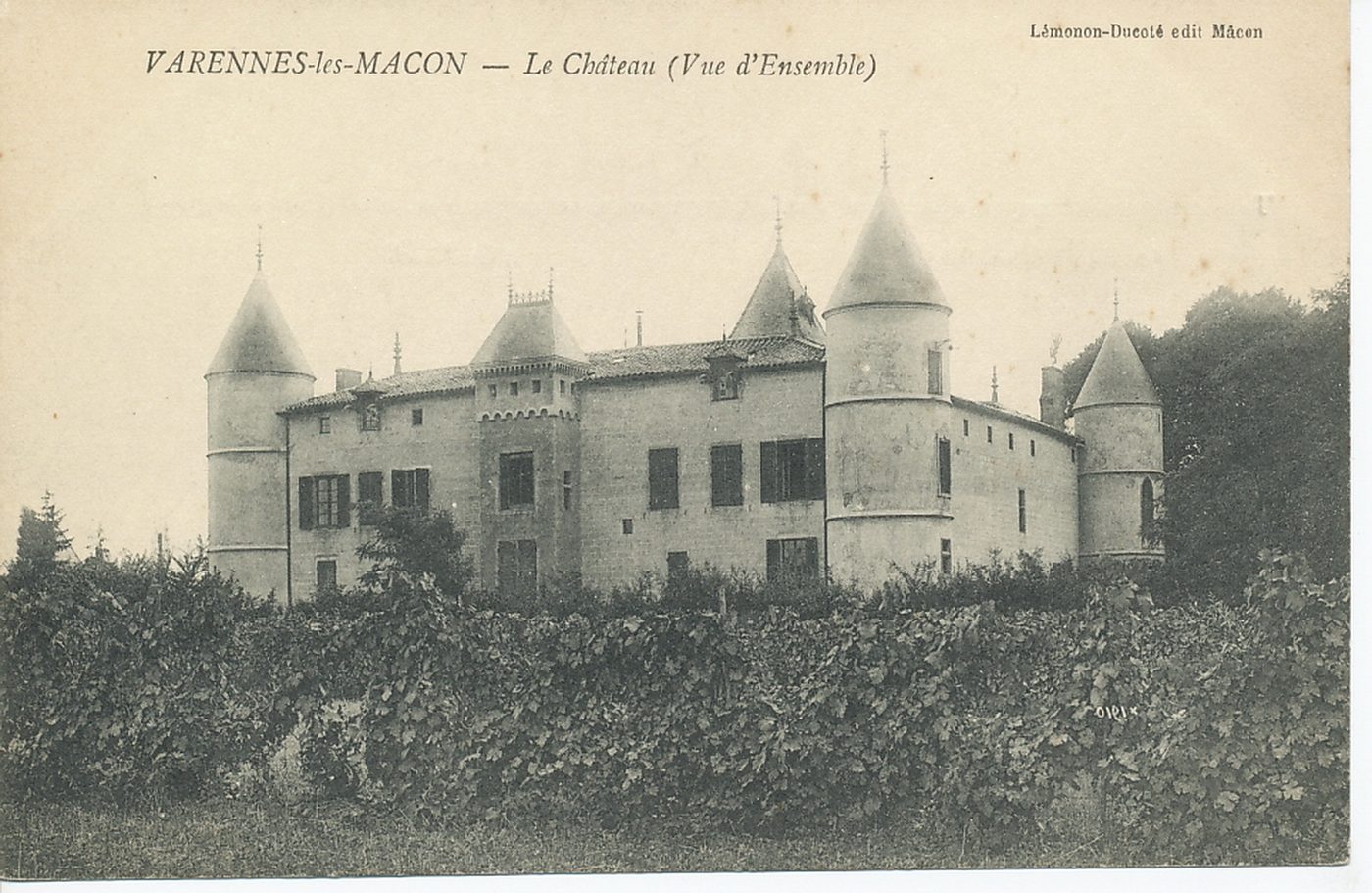 Varennes-lès-Mâcon. Le château (vue d'ensemble).