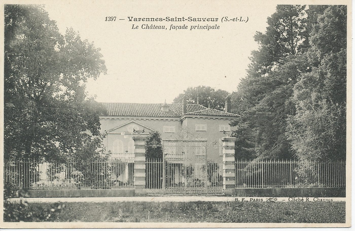 Varennes-Saint-Sauveur. Le château, façade principale.