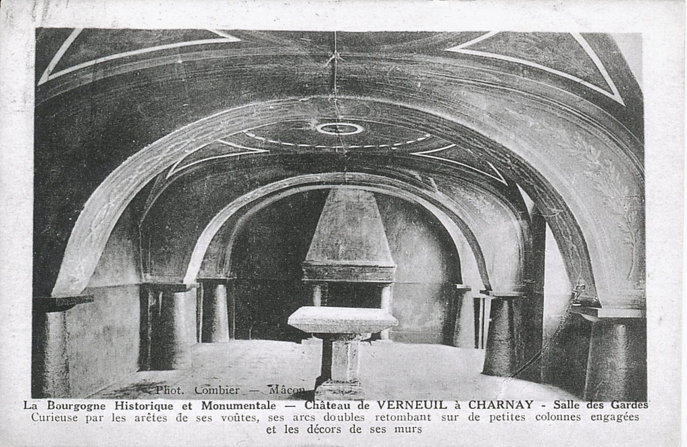 La Bourgogne historique et monumentale. Château de Verneuil à Charnay. Salle des gardes. Curieuse par les arêtes de ses voûtes, ses arcs doubles retombant sur de petites colonnes engagées et les décors de ses murs.