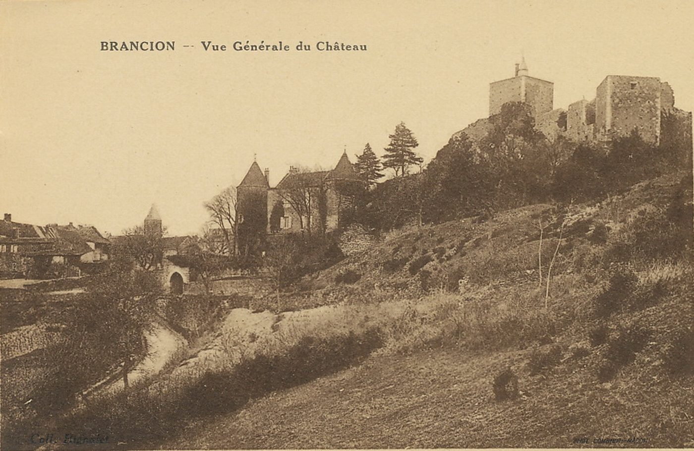 Brancion. Vue générale du château.