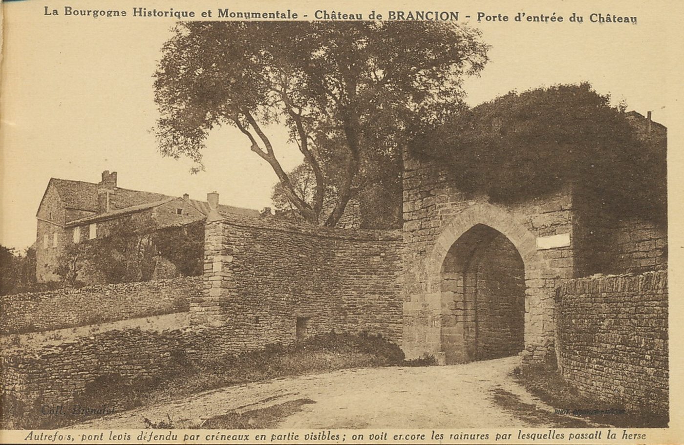 La Bourgogne historique et monumentale. Château de Brancion. Porte d'entrée du château. Autrefois, pont levis défendu par créneaux en partie visibles ; on voit encore les rainures par lesquelles passait la herse.